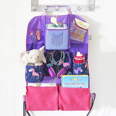 Für Handy, Tablet, Musikbox, Kopfhörer, Spielzeug, Bücher, Trinkflaschen und alles was Kinder während der Autofahrt glücklich und zufrieden macht. Befestigt wird der Organizer oben an der Kopfstütze und unten am Sitz. Schlaufen aus Gurtband und Kordelbänder passen sich jeder Sitzgröße ganz flexibel an.