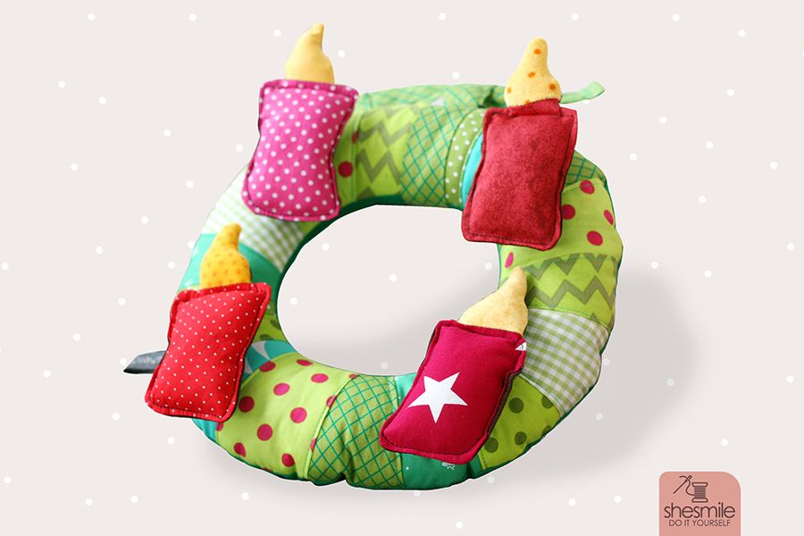Nähanleitung und Schnittmuster gestaltet als PDF-E-Book von shesmile für einen Kinder-Adventskranz aus Stoff, ohne Feuer, zum Spielen. Mit Kerzen zum ankletten mit Klettverschluss Klett mal vier.