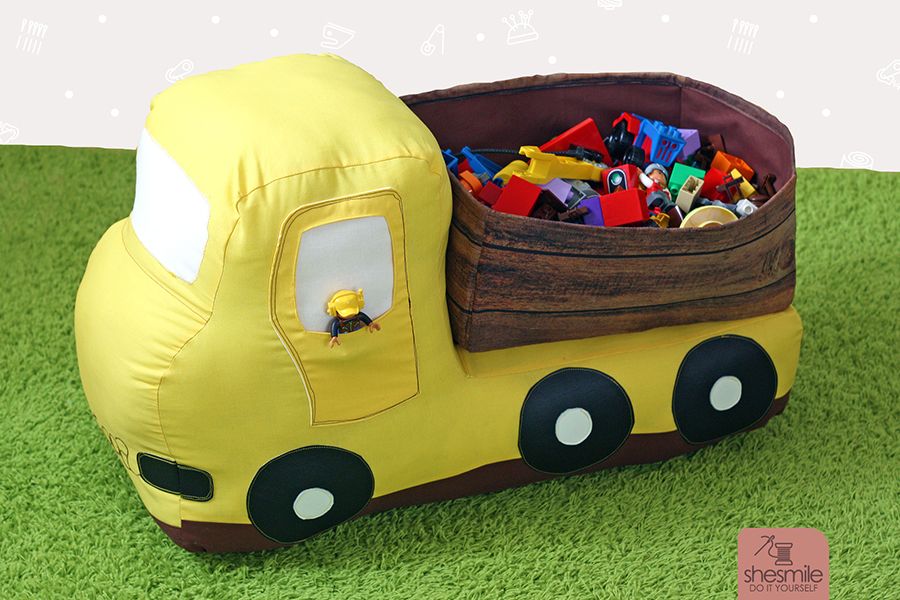 Kipplaster Hüppa (Eine Nähanleitung mit Schnittmuster von shesmile) Hüppa, der Kipplaster aus Stoff zum Hüpfen und Bepacken. Als Adventskalender, Kinderzimmer-Utensilo oder Hüpf-Rutsch-Baustellenfahrzeug. Vorschau ins E-Book.