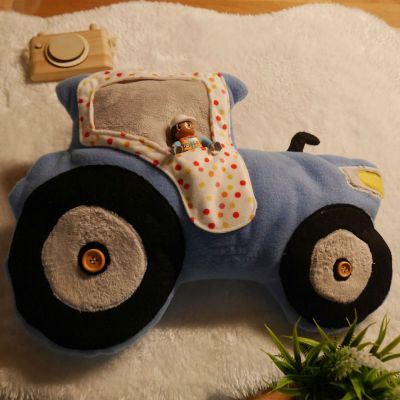 Auf der Suche nach einem passenden Geschenk zu Weihnachten, kam das öffentliche Designnähen der kuscheligen Fahrzeugkissen von Lisse genau richtig. Traktor Tom tuckert taumelnd im Traumland mit den kleinen Traktorfan. Eins seiner ersten Worte war "Tekker" und die faszinieren ihn bis heute. Richtig gut umsetzbar und sehr durchdacht. Besonders mit die Taschen als Fahrzeugtüren- da kann jederzeit die Lieblingsfigur immer mitfahren. Verwendet habe ich einen Mix aus Fleece, Filz und Plüsch (Plüsch wie immer von Kullaloo).