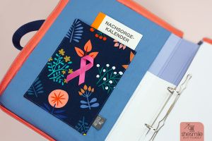 Nähanleitung und Schnittmuster in Standard-Größen (und individuelle Berechnung für alle Größen) gestaltet als PDF-E-Book von shesmile für einen Ringordner Schutzumschlag oder Reißverschluss-Tasche, Ordnertasche Orelie.