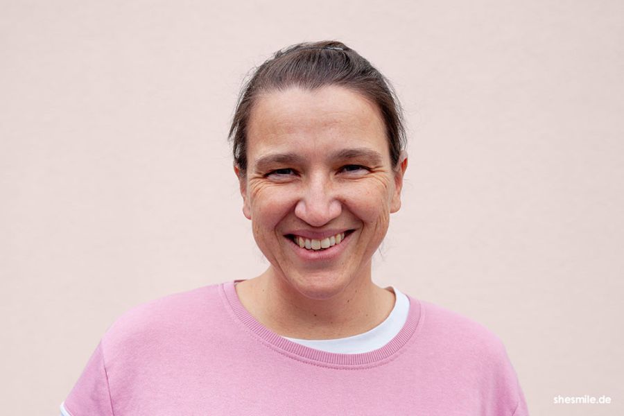 Eigentlich Elisabeth Steger. Gründerin und kreativer Kopf von shesmile. Lese in diesem Beitrag über mich, mein Label und wie ich zum Nähen gekommen bin.