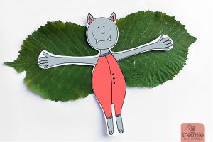 Bastelspaß für den Herbst und Halloween mit Kindern. Fledermaus-Vampir mit getrockneten Blätterflügeln basteln.