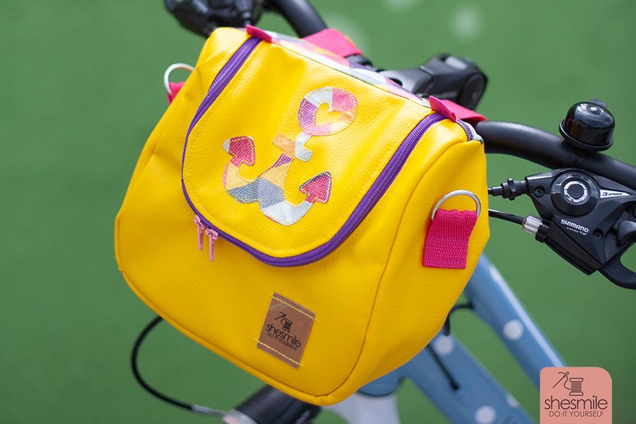 Nähanleitung und Schnittmuster in 3 Größen gestaltet als PDF-E-Book von shesmile DIY für die Tasche KlappAuf. Als Lenkertasche genäht aus Leder und beschichteter Webware. So wird die Lenkertasche einfach und schnell zur Umhängetasche.