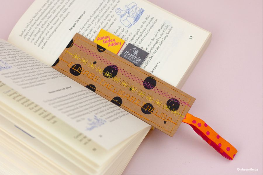 Für Kinder und Nähanfänger! Nähanleitung und Schnittmuster als PDF E-Book von shesmile für ein DIY Lesezeichen aus Stoff verziert mit den schönsten Zierstichen.