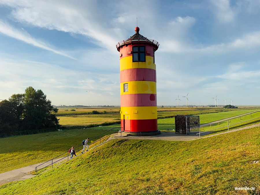 Ruhe und Entspannung statt Lärm und Action. Unser Anreisetag: Morgens am Pilsumer Leuchtturm, Abends am Juister Strand. Reisetagebuch von shesmile Erlebnisse.