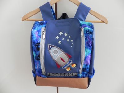 Ich suchte einen passenden Kindergerten - Rucksack für meinen Enkel und da die Tonibox auch reinpasst, war die Entscheidung schnell gefallen. Klappe noch mit einem passenden Motiv bestickt und los ging es.