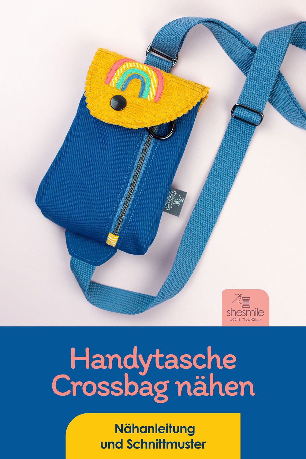 Eine Handytasche "Smartkram" als Crossbag mit Regenbogen-Applikation