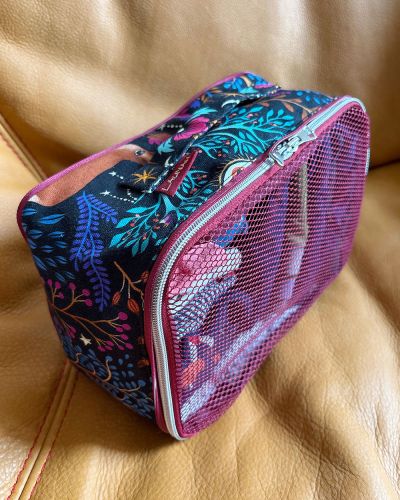Vielen Dank für diese Aktion und den passenden Zeitpunkt. Da ich unbedingt auch für shesmile noch mitmachen wollte, hab ich vor dem Urlaub noch einen Packwürfel geschafft. Perfekt für Socken und Unterwäsche. Und passt natürlich wunderbar in den Rucksack von Hansedelli. Für die perfekte Ordnung bräuchte ich natürlich jetzt noch drei oder vier weitere - aber das wird wohl bis zum nächsten Urlaub warten müssen. :)