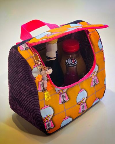 Die Tasche Klappauf wollte ich schon länger gerne als kleine Kühltsche für mich nähen. Sie ist schön kompakt, so dass ich jetzt auch prima mein Büro-Frühstück darin transportieren kann. Innen mit einer Isolierfolie, Gummiband und Steckfach ausgestattet.