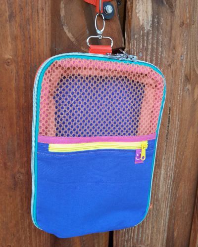 Ich habe den Packwürfel Zipkram für meine jüngste Tochter genäht, die sie als Schwimmbad-Dusch-Tasche verwendet. Innen sind die trockenen Anziehsachen, hinten ist Platz fürs Duschgel und die Tasche kann in der Schwimmbaddusche aufgehängt werden. Danach hat sie beim Umziehen alles griffbereit. Sie liebt ihre Zipkramtasche total. Ich habe Canvas Reste von der Schultüte verwendet und einen Hängeorganizer receycelt