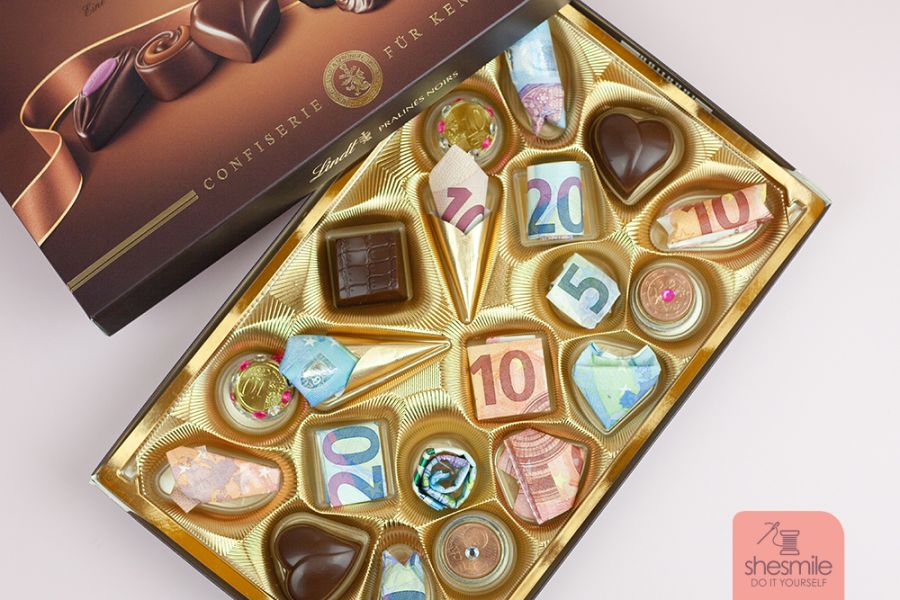 Geld schenken zur Hochzeit? Eine Pralinenschachtel als Geldgeschenk basteln. Für Scheine und Münzen. Einfach, schnell und originell. Bastelidee von shesmile.