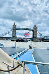 River Boat auf der Themse mit Blick auf die Tower Bridge