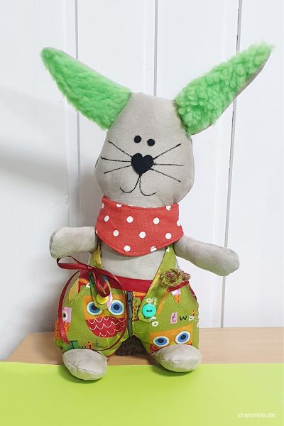 Lenny ohne Möhre, dafür aber an den Trägern mit Schleife und Knoten zum lernen. Vielen Dank für diese tolle Anleitung. Es hat viel Spaß gemacht Lenny zu nähen.