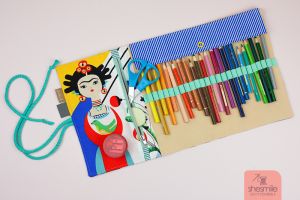 Nähanleitung und Schnittmuster von shesmile. Ein Rollmäppchen RollPack als Stifterolle für viele Buntstifte nähen. Mit Reißverschlusstasche und Gummischlaufen.