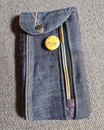 Die kleinste Smartkram (ohne Tiefe). War mein allererstes Taschenprojekt überhaupt und es hat dafür gut geklappt. Der Stoff stammt von einer alten Jeans, incl. Löcher 😊 und eigentlich war es für mich - allerdings nicht lange, dann hatte sich meine Tochter dafür "entschieden". 😉 Mir hat die Form und Idee sofort angesprochen und mich motiviert, mal was Neues auszuprobieren.