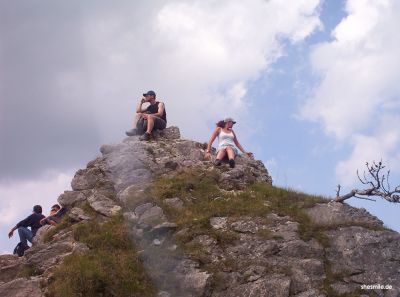 Mit Sneakers und Jeansrock auf den Klettersteig? Würde ich heute auch nicht mehr machen. 🙈