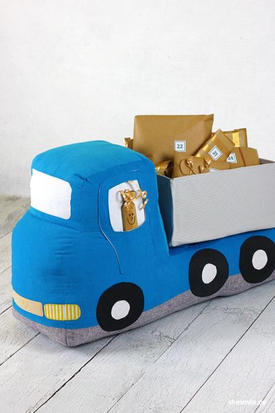 Was schiebt denn da ins Kinderzimmer? Kipplaster Hüppa! Dein Baufahrzeug-Freund aus Stoff zum Hüpfen oder Bepacken, kurz Hüppa! Die Ladefläche mit Klettverschluss bietet zwei verschiedene Aufsätze. Ein großes Utensilo-Körbchen oder ein weiches Sitzkissen. Beide Teile können flexibel getauscht oder fest aufgenäht werden. Mit Beleg genäht richtet der Klettverschluss auch keinen Schaden an. Die Türen der Zugmaschine lassen sich einfach applizieren oder mit einer kleinen Tasche nähen. So fahren auch schonmal Geldscheine, kleine Geschenke, der Lego- oder Playmobil-Mann mit. Mit 24 kleinen Säckchen oder Päckchen befüllt ist der Kipplaster „Hüppa“ der Adventskalender-Traum für kleine Baustellen-Freunde.