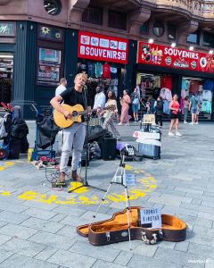 Toomas Kirotar mit der Gitarre