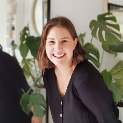 Die Checkliste von Lisse hat mir unheimlich geholfen, mich zu organisieren und viel mehr nach System vorzugehen. Es ist super hilfreich einen Leitfaden zu haben, der einen in der Spur hält, wenn man dazu neigt in seiner kreativen Arbeit ein bisschen abzudriften und sich in Kleinigkeiten zu verlieren. Ich kann die Checkliste von Lisse uneingeschränkt empfehlen, selbst wenn man sie nur als Grundlage nutzt um sie an die eigenen ToDos anzupassen. Top!