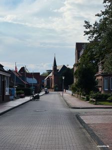 Zurück durch die Siedlung, vorbei an der Inselkirche