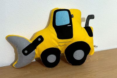 Tata 🎉 mein Geschenk für meinen Neffen ist fertig 🫶🏻 Als shesmile zu einem Designnähen ihrer Fahrzeugkissen aufgerufen hat, hatte ich sofort ihn im Kopf. Bei mir gibt’s ja immer auch was Selbstgemachtes und er durfte sich dann sein Fahrzeug aussuchen. Geworden ist es „Radlader Rudi“. Die Details habe ich mit Filz aufgenäht oder aufgebügelt. Ich bin gespannt, was er sagt.