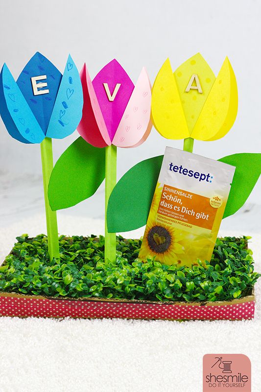 Tulpen aus Papier als Geburtstagsgeschenk mit Kindern basteln