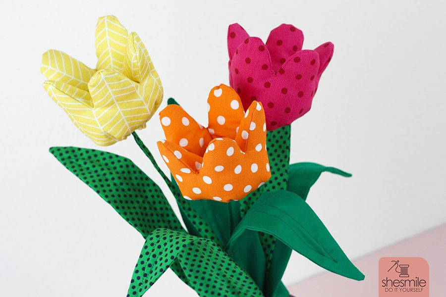 Nähanleitung und Schnittmuster gestaltet als PDF-E-Book von shesmile für Frieda Tulpe. Die Zimmerpflanzen aus Stoff für Allergiker, das Kinderzimmer, Vielreisende, kranke und alte Menschen, schattige Plätzchen oder Pflanzendummies wie mich! Wähle aus 2 verschiedenen Varianten.