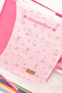 Mit Schriftzügen und Symbolen für Kinder und Erwachsene.