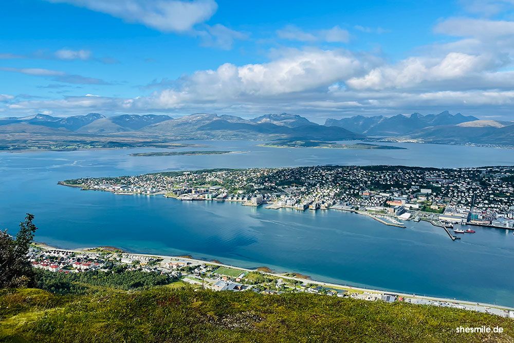 Auf Regen folgt Sonnenschein. Nur einen Tag hatten wir um Tromsø zu erkunden. Die vergangene Woche auf den Lofoten hatten wir fast nur Regen, doch das Wetter meinte es gut mit uns und hat uns nochmal richtig viel Sonne am letzten Urlaubstag geschickt. Ich war sehr dankbar.