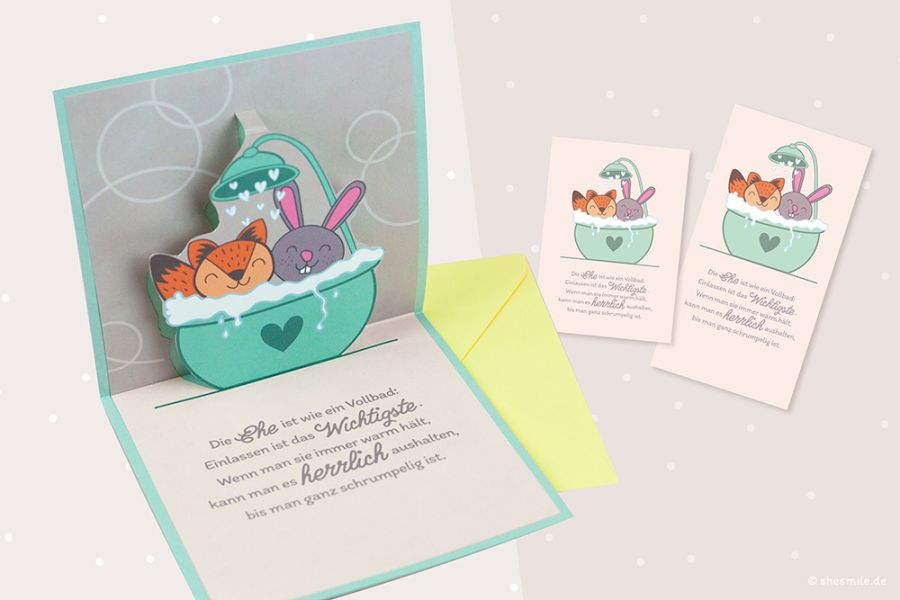 Als PopUp-Karte, A6 Postkarte oder DinLang Glückwunschkarte. Eine Bastelanleitung und Druckvorlage gestaltet und illustriert als PDF-E-Book von shesmile für eine Glückwunschkarte und Grußkarte zur Hochzeit mit dem Spruch "Die Ehe ist wie ein Vollbad".