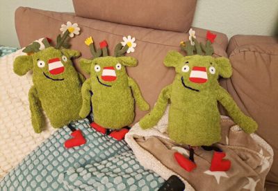 Vielen lieben Dank für deinen Post zum kleinen Wir! Nachdem der Kindergarten angefragt hatte, wollte ich schon absagen, nachdem ich deinen Beitrag gesehen habe, hat es mich dann aber doch in den Fingern gejuckt. Und aus einem kleinen Wir sind jetzt 3 geworden. Die Jungs wollten das erste nicht ausziehen lassen.