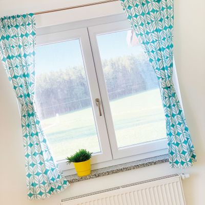 Fehlt nur noch der passende Vorhang? Zu einem gemütlichen Wohnraum gehört für mich ein Vorhang! Aus buntem, gemustertem oder einfarbigem Dekostoff, Webware, Canvas und Baumwollstoff lässt sich der Vorhang Vroni schnell und einfach mit nur 4 geraden Nähten nähen.