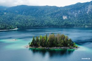 Drohnenflug über den Eibsee in Grainau bei Garmisch-Partenkirchen