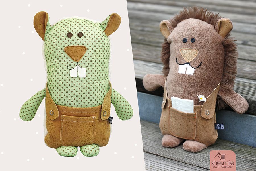 Nähanleitung und Schnittmuster gestaltet als PDF-E-Book von shesmile für einen Kuscheltier und Kummertier KummerKorki mit Latzhose und Platz für Taschentücher, Süßigkeiten oder Sorgenzettel.