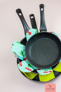 Pfannen und Töpfe kratzfrei stapeln. Mit einem selbstgemachten Pfannenschoner aus Filz oder Stoff.