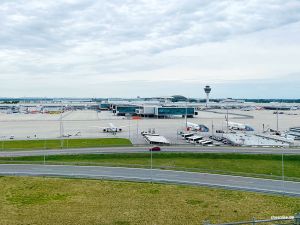 Blick vom Besucherhügel auf den Flughafen München