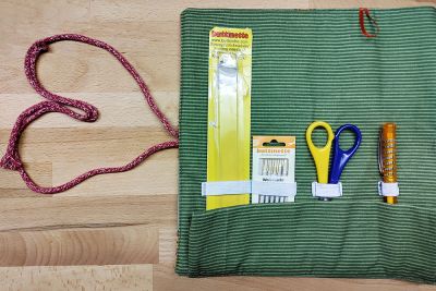 Entstanden ist ein RollPack für den sicheren Transport meiner Stricknadeln, Schere, Wollnadeln und einem Stift für Notizen. Genäht habe ich das RollPack mit einer Kordel als Verschluss und einer Klappe um insbesondere die Spitze der Schere zu schützen. Der Stoff ist von Stoff&Liebe.