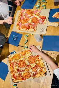 3x Familienpizza: Margarita, Schinken und Salami.