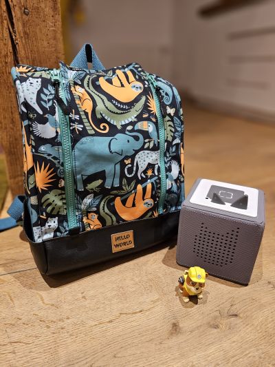 Ich habe mir schon vor längerer Zeit das Schnittmuster gekauft und wollte immer einen nähen, weil ich so viele tolle Nähwerke gesehen hab. Nun wird der Rucksack meines Sohnes langsam etwas zu klein, also endlich die perfekte Gelegenheit einen Klappack zu nähen. Der Softshell war ein Reststück, was ich mal im Lädchen von Alles für Selbermacher entdeckt habe, passte aber von der Menge perfekt dafür. Ich mag die Kombination mit Kunstleder bei Taschen sehr gerne, innen ist beschichtete Baumwolle. Die Schlaufen und das Innenfach sind nicht nur für Tonies, sondern auch für alle die kleinen Fahrzeuge, die ein kleiner Mann immer dabei haben muss.