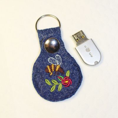 Bei mir passt das neue Schmuckstück auf meinen kleinen USB-Stick für die Stickdateien auf. Die verwendeten Stickdateien sind von Graceful Embroidery.