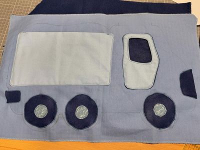 Mein Plan war eigentlich beim öffentlichen Designnähen für shesmile teilzunehmen. Teil genommen habe ich sozusagen. Allerdings werde ich nicht im angegebenen Zeitraum mit meinem Projekt fertig. Es kamen einfach zu viele „wichtigere“ Dinge dazwischen. Danach werde ich mein Schlafanzugkissen Kipplaster Karl beenden und euch auch mein fertiges Werk zeigen. Ich finde diese Fahrzeugkissen Schnittmuster einfach mega und habe sie mir gleich im Bundle gekauft. Es werden sicherlich noch weitere Kissen folgen.