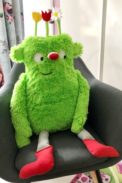 Herzlichen Dank für deinen Blogbeitrag zum kleinen Wir! Ohne dich hätte ich nicht gewusst, wie ich das Projekt angehen soll. Noch nie habe ich selbst ein Schnittmuster erstellt! Aber nun hat auch die KITA Gruppe meiner Tochter ihr eigenes „Wir“.