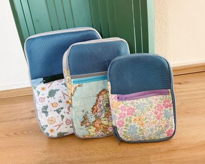 Größe S in 5 cm Höhe, Größe M und L in 10 cm Höhe. Alle mit ZipKram-Reißverschluss. Super praktisches Schnittmuster, um kleinere Sachen wie Socken oder Unterwäsche im Koffer zu verstauen. Mit der 10 cm Version hat man super viel Platz. Und wenn unterwegs schon einiges verbraucht wurde, wird die Tasche einfach mit dem Reißverschluss verkleinert! Verwendetes Material: Baumwolle, Reißverschluss, Schrägband und das Air Mesh von Snaply.Genäht mit meiner Brother M280D.