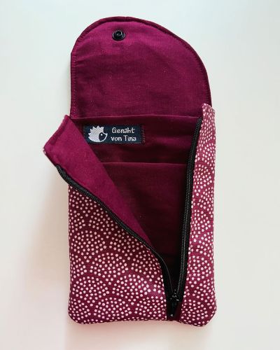 Ich habe die Tasche Smartkram genäht in der Lieblingskombi Beere.