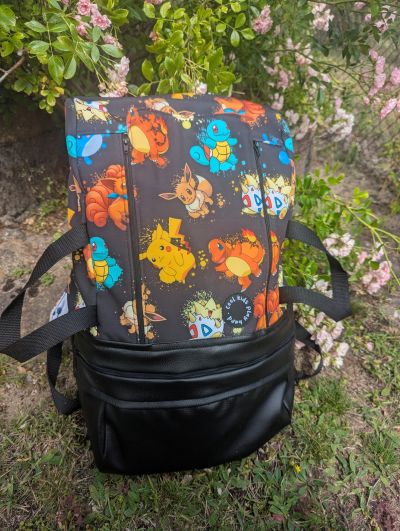 Mein Sohn hat sich letztes Jahr auf dem Stoffmarkt Holland den Softshell und das Innenfutter ausgesucht. Eigentlich sollte ich ihm daraus eine Jacke nähen. Sein Papa wollte unbedingt einen Rucksack, also schauten die beiden nach Schnittmustern. Mein Sohn hat den BigKlapPack damals noch bei Makerist gesehen und kam ganz aufgeregt angerannt: "Mama!!!! Ich möchte diesen Rucksack haben. Keine Jacke. Einen Rucksack". Als du die Juni-Aktion gestartet hast, habe ich diese zum Anlass genommen und mich endlich an den Rucksack gesetzt. Am Freitag ist er dann endlich fertig geworden und die Aussage meines Sohnes war: "Jetzt habe ich einen schönen großen Rucksack. Jetzt können wir in den Urlaub fahren!" Tja was soll ich sagen, jetzt hat mein Sohn einen Rucksack und mein Mann sucht immer noch :D