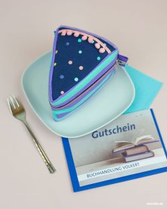 Ein Blaubeer-Streuselkuchen als Geschenkverpackung