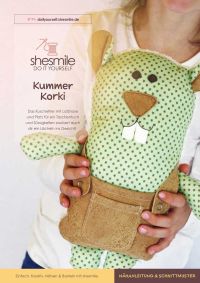Nähanleitung und Schnittmuster gestaltet als PDF-E-Book für einen Kuscheltier und Kummertier KummerKorki mit Latzhose und Platz für Taschentücher, Süßigkeiten oder Sorgenzettel.