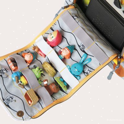 Ergänzende Nähanleitung gestaltet als PDF-E-Book mit Bildern und Texten von Matroschka Handmade zum Nähen der Toniebox-Zusatzfunktionen (Seitentaschen, Tonies-Halterung am Rückenteil, Gummischlaufen an der Klappe, Halterung für Kopfhörer) passend zum Rucksack "KlapPack". Das Rucksack-Schnittmuster muss separat erworben werden.