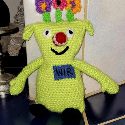 Ich habe das kleine WIR für meine Tochter die Grundschullehrerin ist für die Klasse gehäkelt. Es hat mir soviel Freude gemacht, dass ich bestimmt nochmal eines häkeln oder auch nähen werde.
